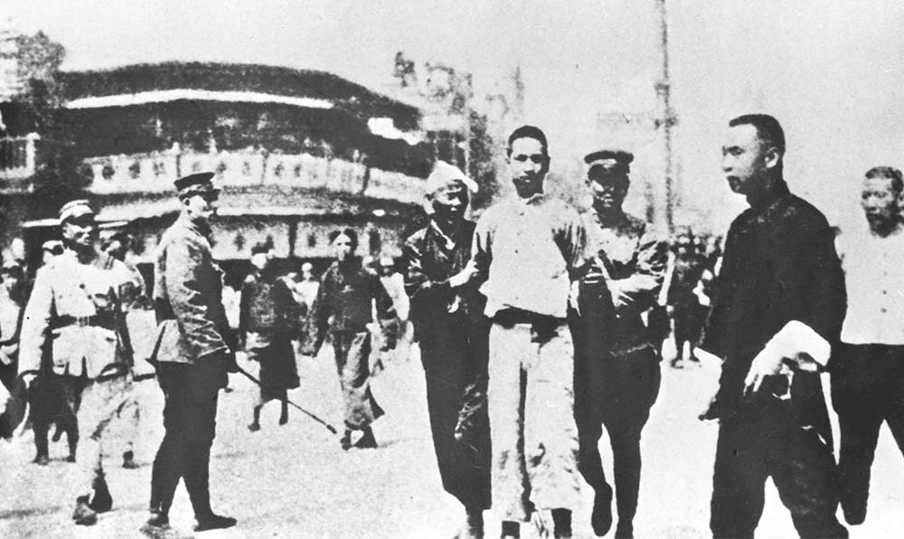 1927年4月12日 “四?一二”反革命政變，國民黨反動派捕殺大批共產(chǎn)黨員和工人、學(xué)生、群眾