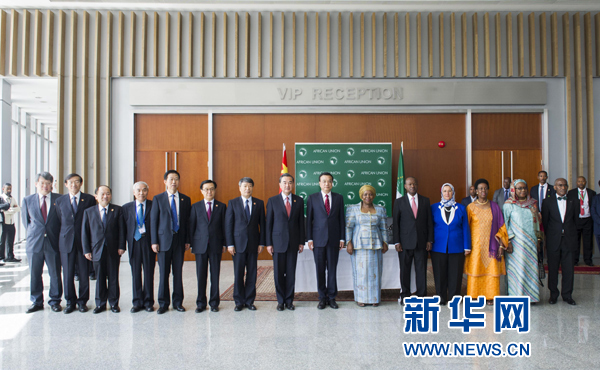 5月5日，中國(guó)國(guó)務(wù)院總理李克強(qiáng)在亞的斯亞貝巴非洲聯(lián)盟總部會(huì)見非盟委員會(huì)主席祖馬。這是會(huì)見后，李克強(qiáng)同祖馬參加集體合影。新華社記者王曄攝