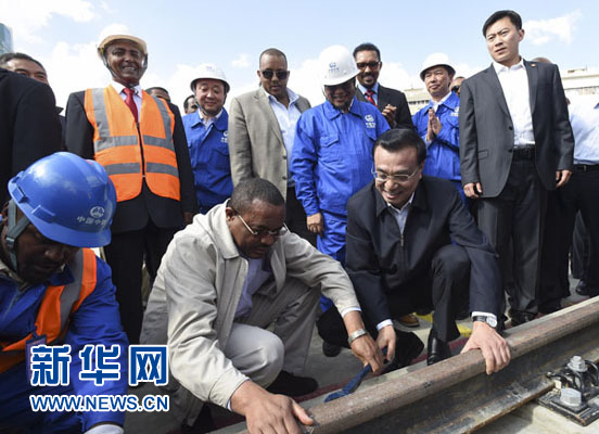 看到中埃雙方員工正在鋪軌作業(yè)，李克強(qiáng)同海爾馬里亞姆一起拿起扳手，擰緊螺絲。新華社記者 李學(xué)仁 攝