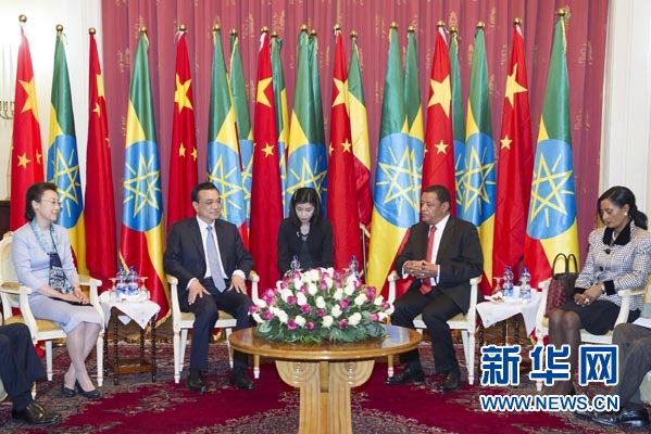 李克強(qiáng)總理夫人程虹、穆拉圖總統(tǒng)夫人梅阿扎參加會見。新華社記者王曄攝