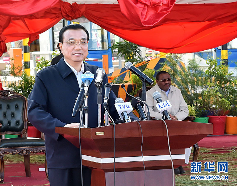 5月5日，國務(wù)院總理李克強(qiáng)與埃塞俄比亞總理海爾馬里亞姆共同出席亞的斯亞貝巴-阿達(dá)瑪高速公路一期竣工揭牌典禮，并為二期工程開工奠基剪彩。這是李克強(qiáng)在典禮上致辭。新華社記者 李濤 攝 