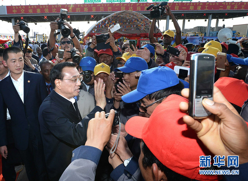 5月5日，中國國務(wù)院總理李克強(qiáng)與埃塞俄比亞總理海爾馬里亞姆共同出席亞的斯亞貝巴-阿達(dá)瑪高速公路一期竣工揭牌典禮，并為二期工程開工奠基剪彩。這是典禮結(jié)束后，李克強(qiáng)同工程施工人員親切交談。新華社記者 李濤 攝 