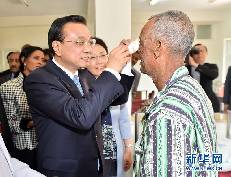5月6日，國務院總理李克強與埃塞俄比亞總統(tǒng)穆拉圖一同來到亞的斯亞貝巴阿勒塔醫(yī)院，看望受益于中國免費白內(nèi)障手術(shù)“光明行”活動的埃塞俄比亞患者。這是李克強親手為接受中國醫(yī)生手術(shù)的埃塞俄比亞白內(nèi)障患者拆開紗布。 新華社記者 李濤 攝 