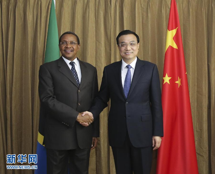  5月7日，正在尼日利亞訪問(wèn)的國(guó)務(wù)院總理李克強(qiáng)在阿布賈會(huì)見(jiàn)出席第24屆世界經(jīng)濟(jì)論壇非洲峰會(huì)全會(huì)的坦桑尼亞總統(tǒng)基奎特。 新華社記者 丁林?jǐn)z 