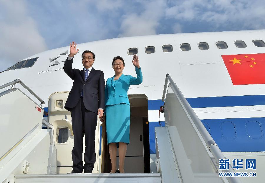 5月8日，應(yīng)安哥拉總統(tǒng)多斯桑托斯邀請，中國國務(wù)院總理李克強乘專機抵達羅安達二月四日國際機場，開始對安哥拉進行正式訪問。李克強總理夫人程虹同機抵達。新華社記者 李濤 攝 