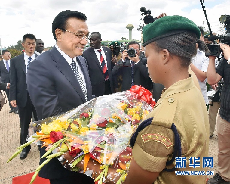 5月11日，中國(guó)國(guó)務(wù)院總理李克強(qiáng)參觀肯尼亞國(guó)家青年服務(wù)隊(duì)。這是服務(wù)隊(duì)隊(duì)員向李克強(qiáng)敬獻(xiàn)鮮花。 新華社記者 李濤 攝