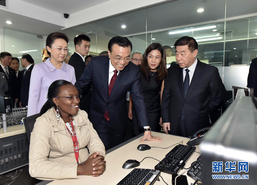 5月11日，中國國務院總理李克強在肯尼亞首都內羅畢看望并慰問中央電視臺非洲分臺員工。 新華社記者 李濤 攝 