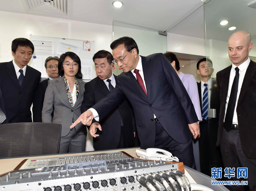 5月11日，中國國務院總理李克強在肯尼亞首都內羅畢看望并慰問中央電視臺非洲分臺員工。 新華社記者 李濤 攝 