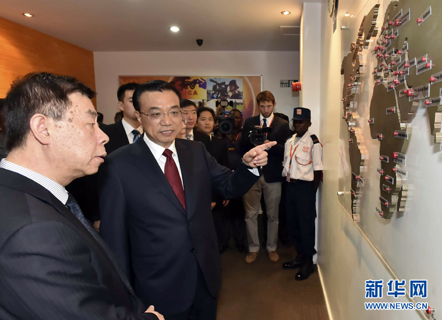 5月11日，中國國務院總理李克強在肯尼亞首都內羅畢看望并慰問中央電視臺非洲分臺員工。 新華社記者 李濤 攝 