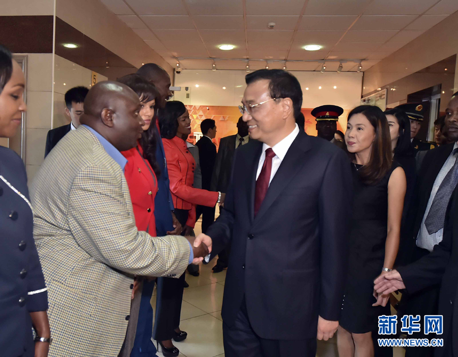 5月11日，中國國務院總理李克強在肯尼亞首都內羅畢看望并慰問中央電視臺非洲分臺員工。 新華社記者 李濤 攝 