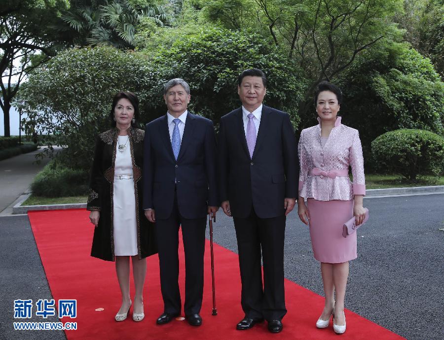 會談前，習近平在上海西郊會議中心廣場為阿坦巴耶夫舉行歡迎儀式。新華社記者 蘭紅光 攝 