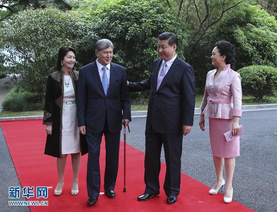 會談前，習近平在上海西郊會議中心廣場為阿坦巴耶夫舉行歡迎儀式。新華社記者 蘭紅光 攝 