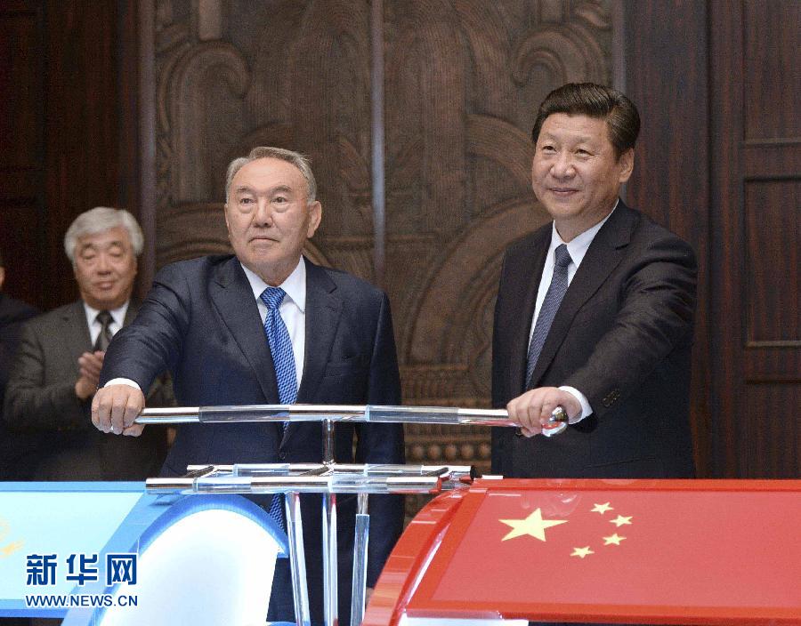 5月19日，國家主席習(xí)近平在上海同哈薩克斯坦總統(tǒng)納扎爾巴耶夫舉行會談。這是會談后，兩國元首共同出席中哈連云港物流場站項目遠(yuǎn)程投產(chǎn)儀式。新華社記者 馬占成 攝 