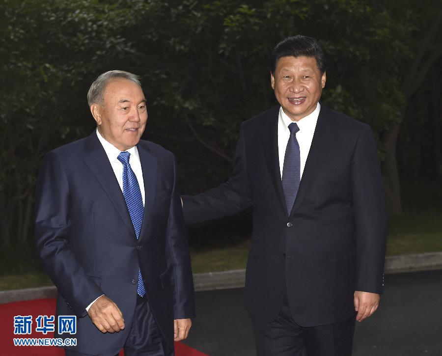  5月19日，中國國家主席習(xí)近平在上海同哈薩克斯坦總統(tǒng)納扎爾巴耶夫舉行會談。這是會談前，習(xí)近平在上海西郊會議中心廣場為納扎爾巴耶夫舉行歡迎儀式。新華社記者 馬占成 攝 