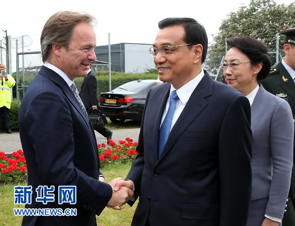 6月16日，應(yīng)英國(guó)首相卡梅倫邀請(qǐng)，國(guó)務(wù)院總理李克強(qiáng)乘專(zhuān)機(jī)抵達(dá)倫敦希思羅機(jī)場(chǎng)，開(kāi)始對(duì)英國(guó)進(jìn)行正式訪問(wèn)。李克強(qiáng)總理夫人程虹同機(jī)抵達(dá)。這是英國(guó)政府高級(jí)官員到機(jī)場(chǎng)迎接李克強(qiáng)總理和夫人。新華社記者 龐興雷 攝