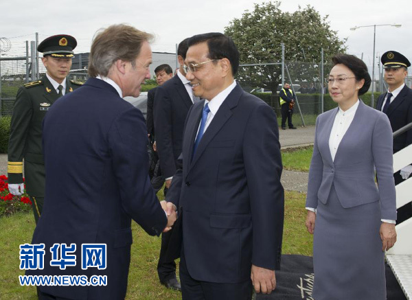 6月16日，應(yīng)英國(guó)首相卡梅倫邀請(qǐng)，國(guó)務(wù)院總理李克強(qiáng)乘專(zhuān)機(jī)抵達(dá)倫敦希思羅機(jī)場(chǎng)，開(kāi)始對(duì)英國(guó)進(jìn)行正式訪問(wèn)。李克強(qiáng)總理夫人程虹同機(jī)抵達(dá)。這是英國(guó)政府高級(jí)官員到機(jī)場(chǎng)迎接李克強(qiáng)總理和夫人。新華社記者 黃敬文 攝