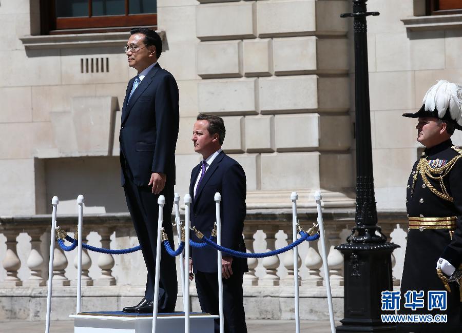 6月17日，中國國務(wù)院總理李克強在倫敦唐寧街10號首相府同英國首相卡梅倫舉行中英總理年度會晤。這是會晤前，卡梅倫為李克強舉行隆重的歡迎儀式。新華社記者 龐興雷 攝 