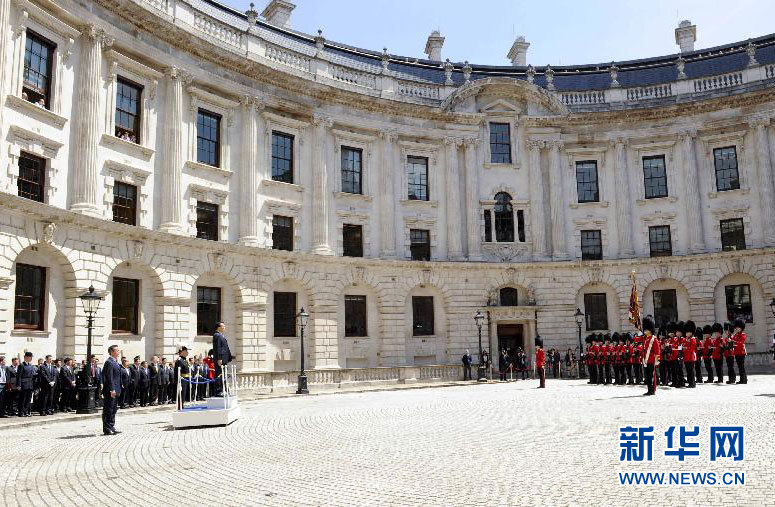 6月17日，中國國務(wù)院總理李克強在倫敦唐寧街10號首相府同英國首相卡梅倫舉行中英總理年度會晤。這是會晤前，卡梅倫為李克強舉行隆重的歡迎儀式。新華社記者 張鐸 攝 