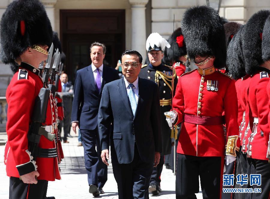 6月17日，中國國務(wù)院總理李克強在倫敦唐寧街10號首相府同英國首相卡梅倫舉行中英總理年度會晤。這是會晤前，卡梅倫為李克強舉行隆重的歡迎儀式。新華社記者 龐興雷 攝  