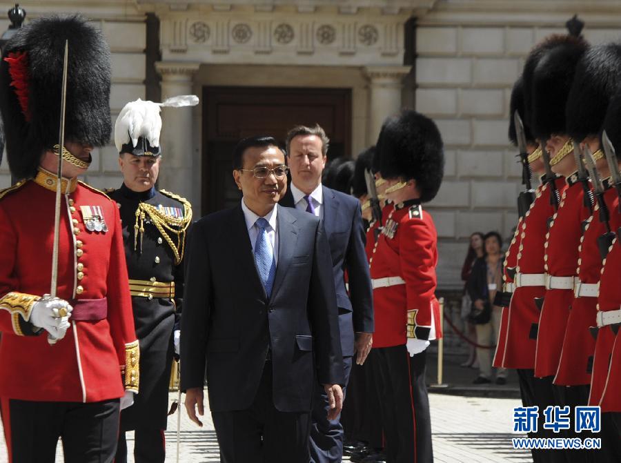 6月17日，中國國務(wù)院總理李克強在倫敦唐寧街10號首相府同英國首相卡梅倫舉行中英總理年度會晤。這是會晤前，卡梅倫為李克強舉行隆重的歡迎儀式。新華社記者 張鐸 攝  
