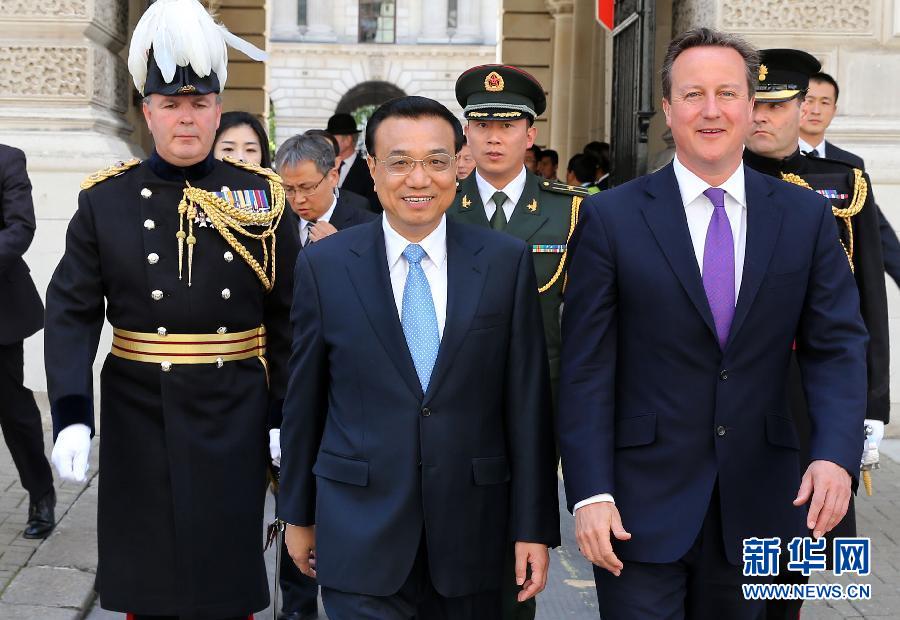 6月17日，中國國務(wù)院總理李克強在倫敦唐寧街10號首相府同英國首相卡梅倫舉行中英總理年度會晤。新華社記者 龐興雷 攝