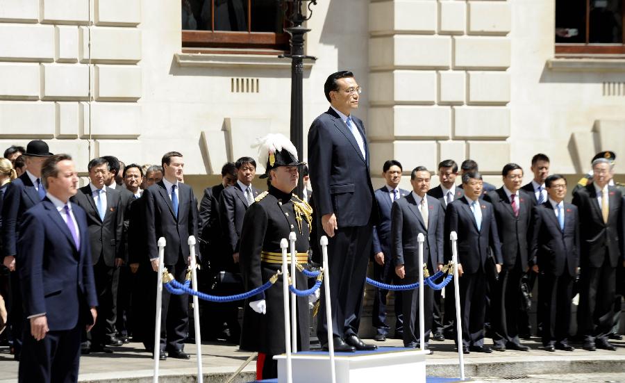 6月17日，中國國務(wù)院總理李克強在倫敦唐寧街10號首相府同英國首相卡梅倫舉行中英總理年度會晤。這是會晤前，卡梅倫為李克強舉行隆重的歡迎儀式。新華社記者 張鐸 攝 