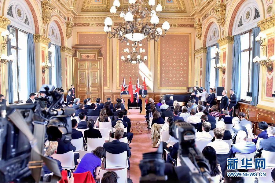 6月17日，中國國務(wù)院總理李克強同英國首相卡梅倫在倫敦舉行中英總理年度會晤后共同會見記者。新華社記者 李濤 攝