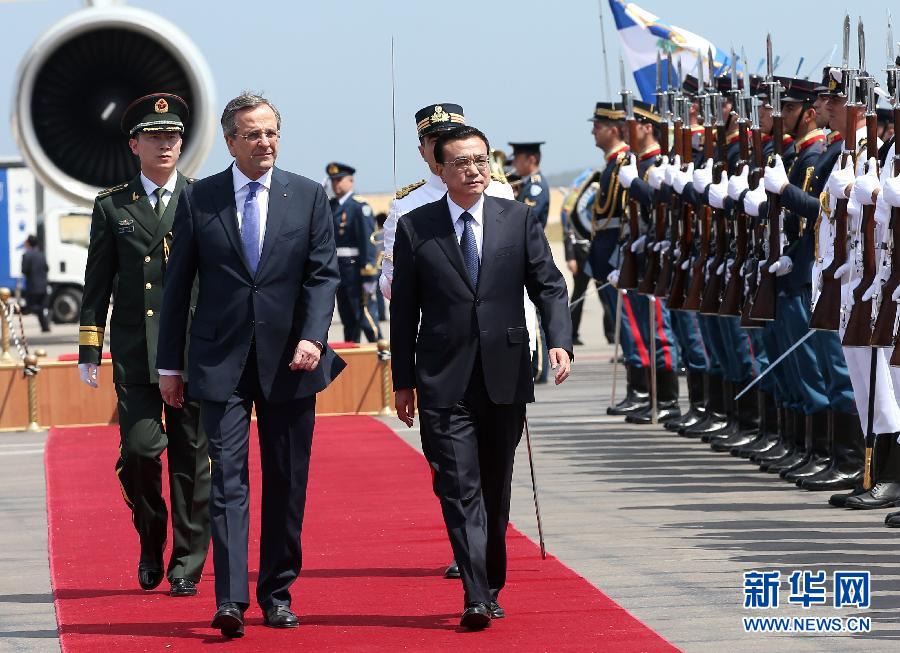 6月19日，國務(wù)院總理李克強乘專機抵達雅典國際機場，開始對希臘進行正式訪問。希臘總理薩馬拉斯在機場為李克強舉行隆重的歡迎儀式。這是李克強在薩馬拉斯的陪同下檢閱儀仗隊。新華社記者 龐興雷 攝