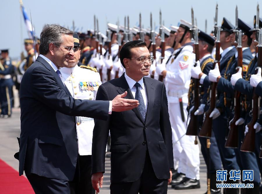 6月19日，國務(wù)院總理李克強乘專機抵達雅典國際機場，開始對希臘進行正式訪問。希臘總理薩馬拉斯在機場為李克強舉行隆重的歡迎儀式。這是李克強在薩馬拉斯的陪同下檢閱儀仗隊。新華社記者 龐興雷 攝  