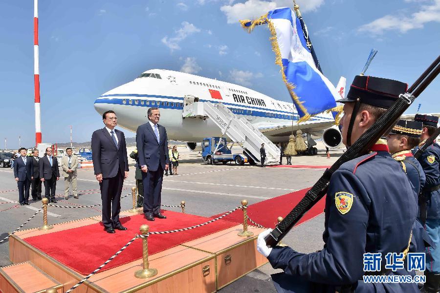 6月19日，國務(wù)院總理李克強乘專機抵達雅典國際機場，開始對希臘進行正式訪問。希臘總理薩馬拉斯在機場為李克強舉行隆重的歡迎儀式。新華社記者 李濤 攝
