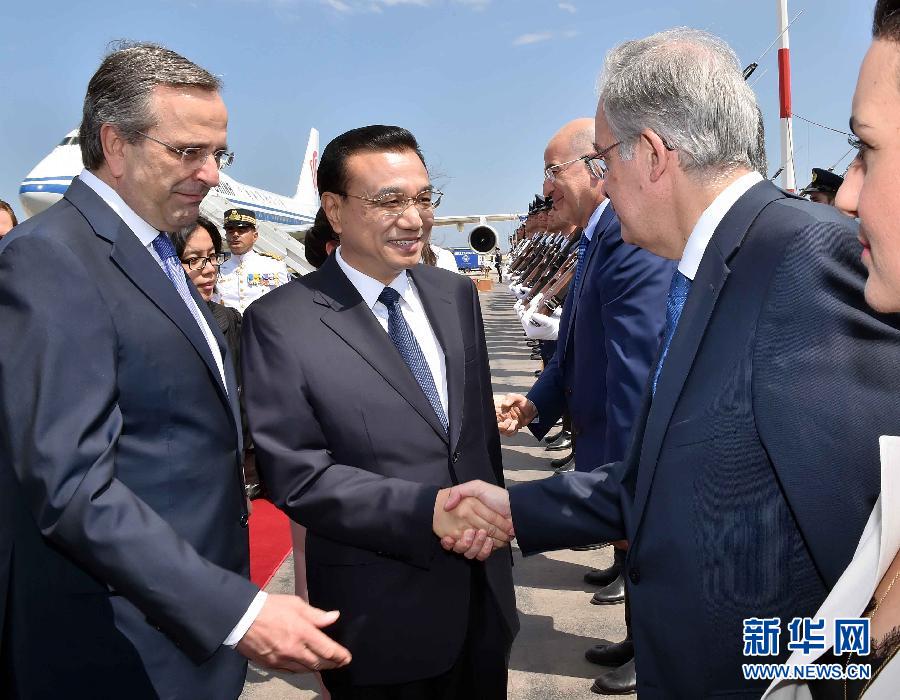6月19日，國務(wù)院總理李克強乘專機抵達雅典國際機場，開始對希臘進行正式訪問。希臘總理薩馬拉斯在機場為李克強舉行隆重的歡迎儀式。新華社記者 李濤 攝