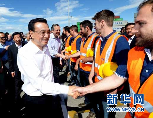 6月20日，國務院總理李克強與希臘總理薩馬拉斯共同考察中國遠洋運輸集團比雷埃夫斯集裝箱碼頭。這是李克強和薩馬拉斯來到3號碼頭，同碼頭工人親切交流。新華社記者 李濤 攝 