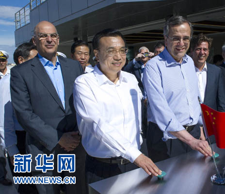 這是李克強與薩馬拉斯共同發(fā)出指令，一列滿載中國貨物的列車緩緩駛出比雷埃夫斯港，開往中東歐目的地。新華社記者 王曄 攝
