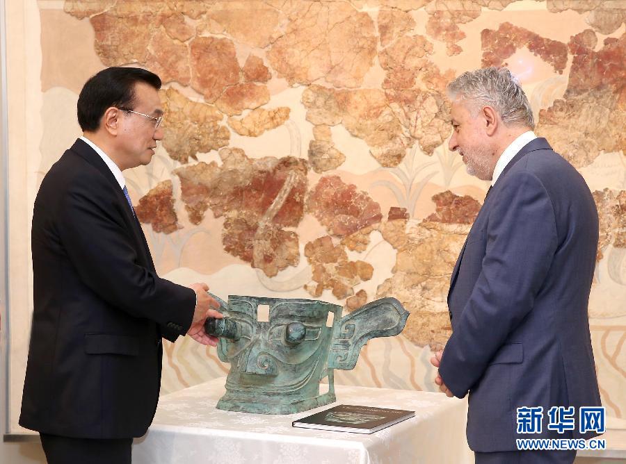 6月21日，國務院總理李克強與希臘總理薩馬拉斯共同出席希臘伊拉克利翁博物館新館開館儀式并發(fā)表講話。這是李克強向伊拉克利翁博物館贈送三星堆出土文物復制品。新華社記者 龐興雷 攝 