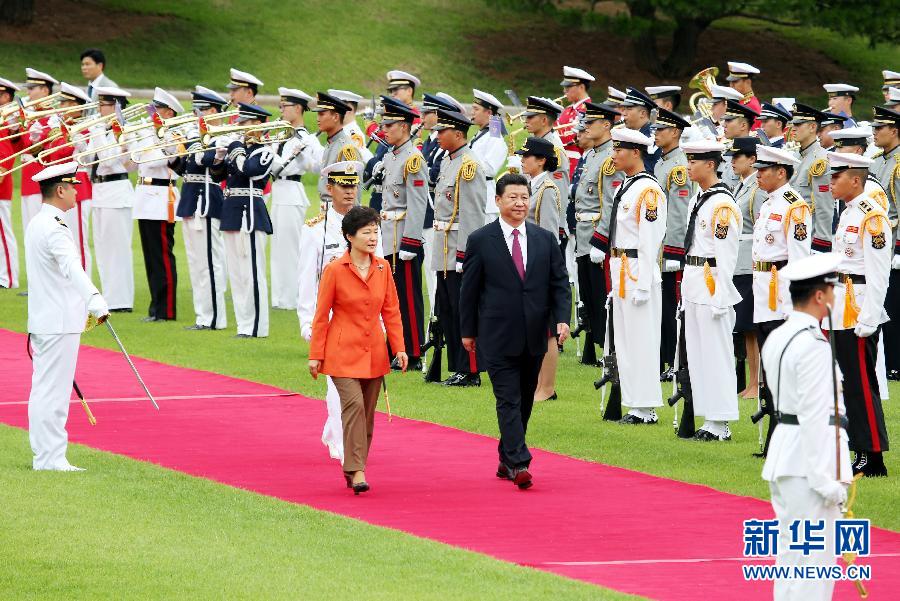 7月3日，國家主席習(xí)近平在首爾同韓國總統(tǒng)樸槿惠舉行會談。會談前，樸槿惠在青瓦臺總統(tǒng)府為習(xí)近平舉行隆重歡迎儀式。 新華社記者姚大偉攝