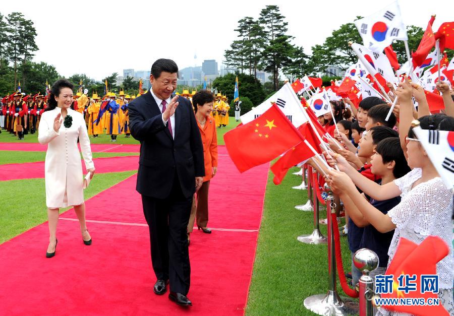 7月3日，國家主席習(xí)近平在首爾同韓國總統(tǒng)樸槿惠舉行會談。會談前，樸槿惠在青瓦臺總統(tǒng)府為習(xí)近平舉行隆重歡迎儀式。 新華社記者饒愛民攝 