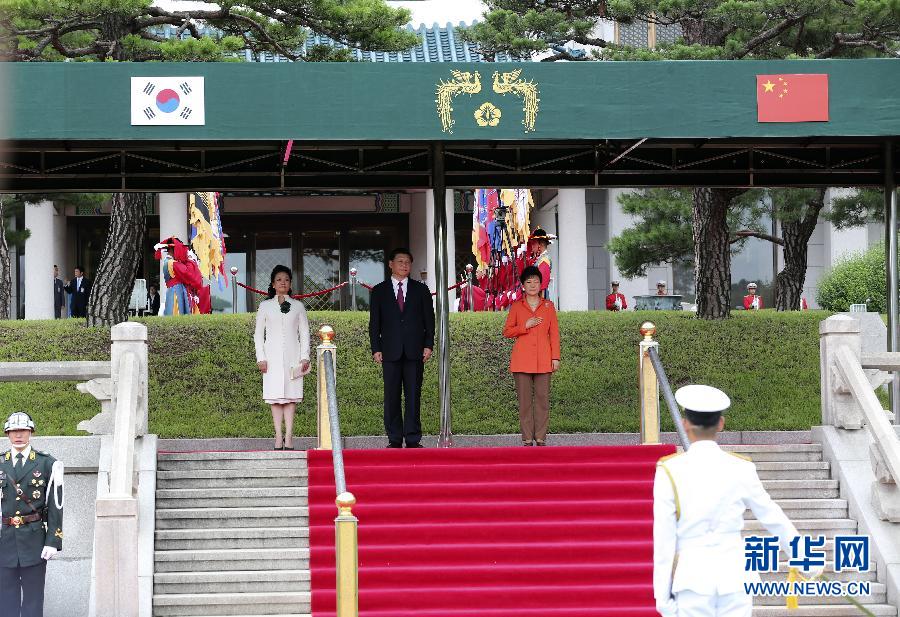 7月3日，國家主席習(xí)近平在首爾同韓國總統(tǒng)樸槿惠舉行會談。會談前，樸槿惠在青瓦臺總統(tǒng)府為習(xí)近平舉行隆重歡迎儀式。 新華社記者丁林?jǐn)z 