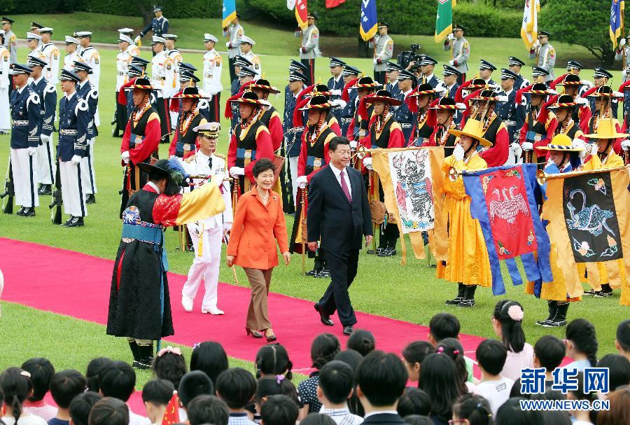 7月3日，國家主席習(xí)近平在首爾同韓國總統(tǒng)樸槿惠舉行會談。會談前，樸槿惠在青瓦臺總統(tǒng)府為習(xí)近平舉行隆重歡迎儀式。 新華社記者姚大偉攝 