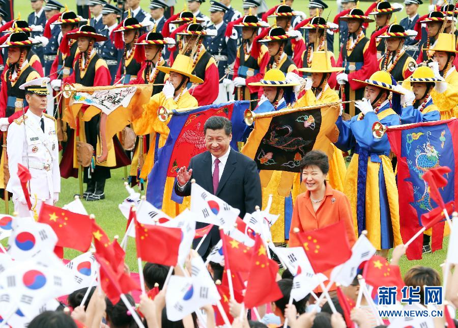 7月3日，國家主席習(xí)近平在首爾同韓國總統(tǒng)樸槿惠舉行會談。會談前，樸槿惠在青瓦臺總統(tǒng)府為習(xí)近平舉行隆重歡迎儀式。 新華社記者姚大偉攝 