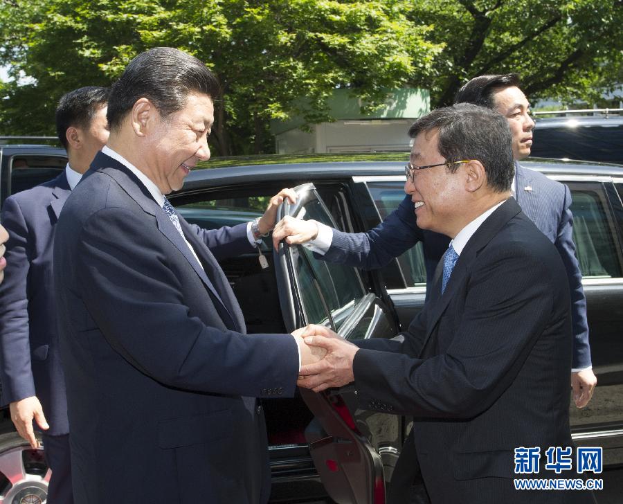 7月4日，國家主席習(xí)近平在韓國國立首爾大學(xué)發(fā)表題為《共創(chuàng)中韓合作未來　同襄亞洲振興繁榮》的重要演講。這是首爾大學(xué)校長吳然天迎接習(xí)近平主席。新華社記者 謝環(huán)馳 攝 