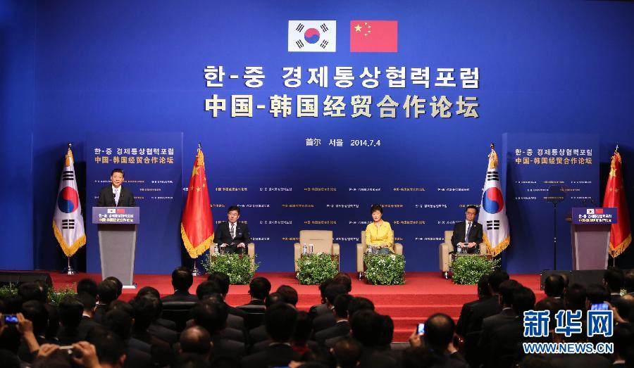 7月4日，國家主席習(xí)近平在首爾與韓國總統(tǒng)樸槿惠共同出席中韓經(jīng)貿(mào)合作論壇。習(xí)近平發(fā)表題為《攜手合作，共創(chuàng)未來》的重要講話。 新華社記者蘭紅光 攝  