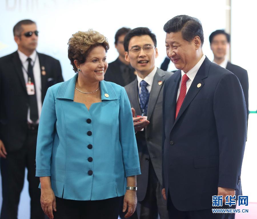 7月15日，國家主席習(xí)近平在巴西福塔萊薩出席金磚國家領(lǐng)導(dǎo)人第六次會晤。這是巴西總統(tǒng)羅塞夫迎接習(xí)近平主席。 新華社記者 蘭紅光 攝 
