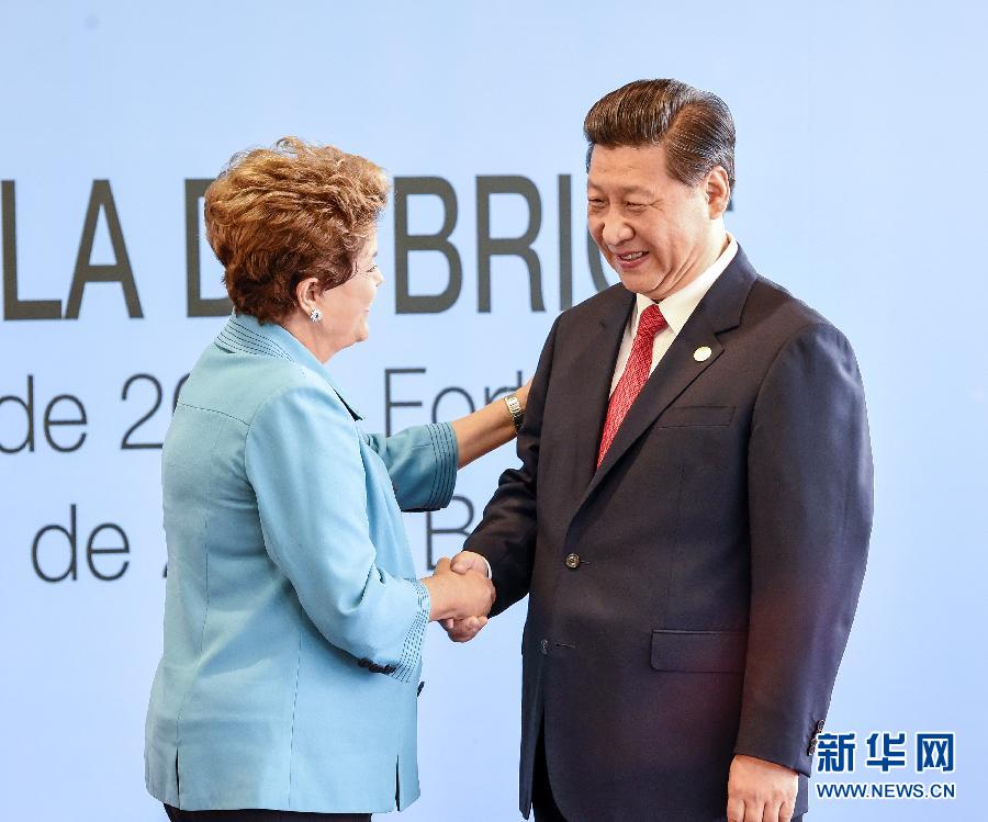 7月15日，國家主席習(xí)近平在巴西福塔萊薩出席金磚國家領(lǐng)導(dǎo)人第六次會晤。這是巴西總統(tǒng)羅塞夫迎接習(xí)近平主席。 新華社記者 李學(xué)仁 攝  