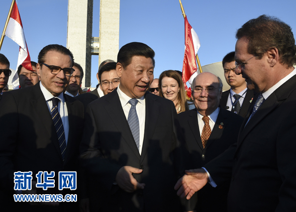 7月16日，國(guó)家主席習(xí)近平在巴西利亞會(huì)見(jiàn)巴西參議長(zhǎng)卡列羅斯（前右）和眾議長(zhǎng)阿爾維斯（前左）。 新華社記者 李學(xué)仁 攝 