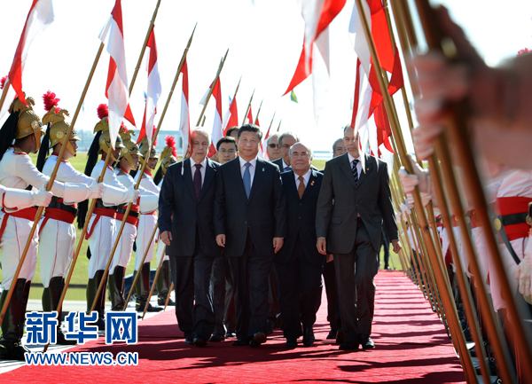 7月16日，國(guó)家主席習(xí)近平在巴西利亞會(huì)見(jiàn)巴西參議長(zhǎng)卡列羅斯和眾議長(zhǎng)阿爾維斯。這是習(xí)近平步入國(guó)會(huì)大廈。 新華社記者 劉建生 攝 