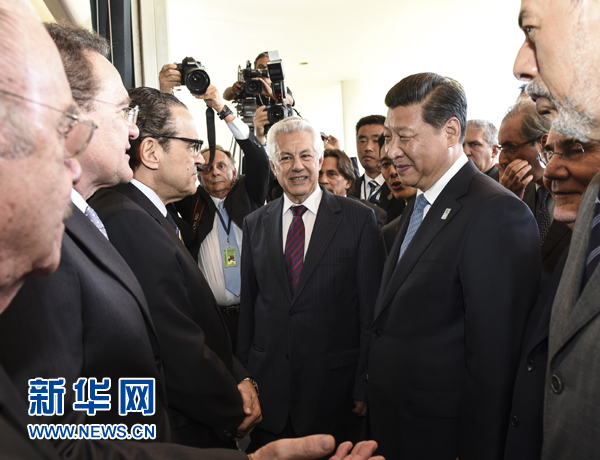 7月16日，國(guó)家主席習(xí)近平在巴西利亞會(huì)見(jiàn)巴西參議長(zhǎng)卡列羅斯和眾議長(zhǎng)阿爾維斯。這是兩院議長(zhǎng)迎接習(xí)近平主席，并介紹議員代表。 新華社記者李學(xué)仁 攝 