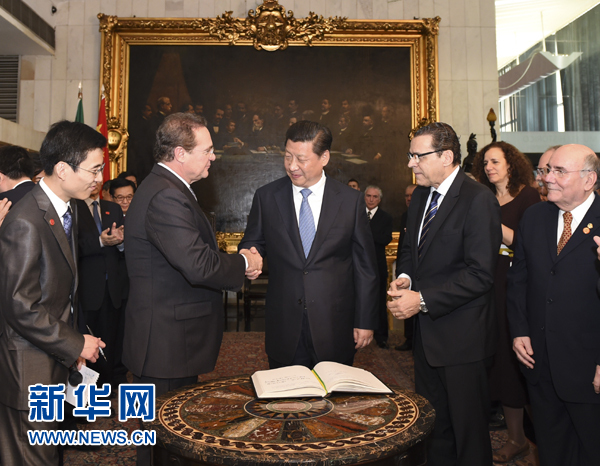 7月16日，國(guó)家主席習(xí)近平在巴西利亞會(huì)見(jiàn)巴西參議長(zhǎng)卡列羅斯（前排左二）和眾議長(zhǎng)阿爾維斯（前排右二）。 新華社記者 李學(xué)仁 攝 