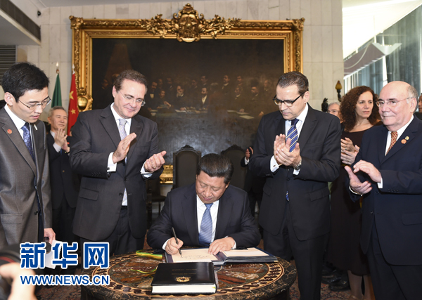 7月16日，國(guó)家主席習(xí)近平在巴西利亞會(huì)見(jiàn)巴西參議長(zhǎng)卡列羅斯（前排左二）和眾議長(zhǎng)阿爾維斯（前排右二）。這是習(xí)近平應(yīng)邀為參眾兩院題詞。新華社記者 李學(xué)仁 攝 
