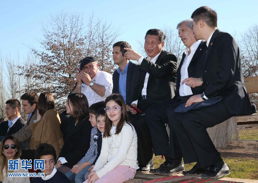 當?shù)貢r間7月19日，正在對阿根廷進行國事訪問的國家主席習近平參觀共和國莊園，考察阿根廷農(nóng)牧業(yè)，了解阿根廷農(nóng)牧民文化特色。新華社記者劉衛(wèi)兵攝