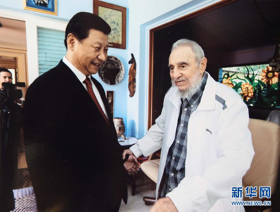 當?shù)貢r間7月22日，國家主席習近平在哈瓦那親切探望古巴革命領袖菲德爾·卡斯特羅。 新華社發(fā)